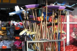 מטאטים, מגבים ומברשות